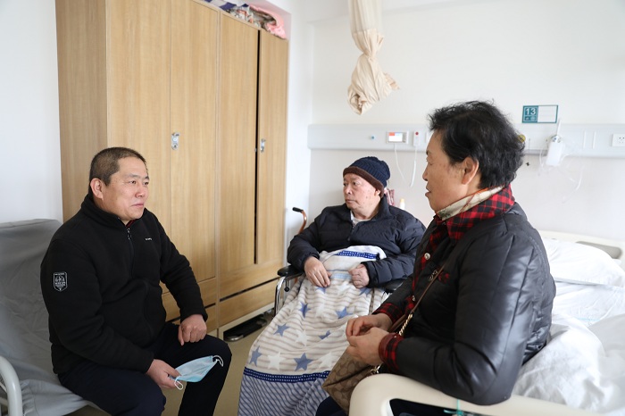 王晓方看望慰问集团老领导和困难职工