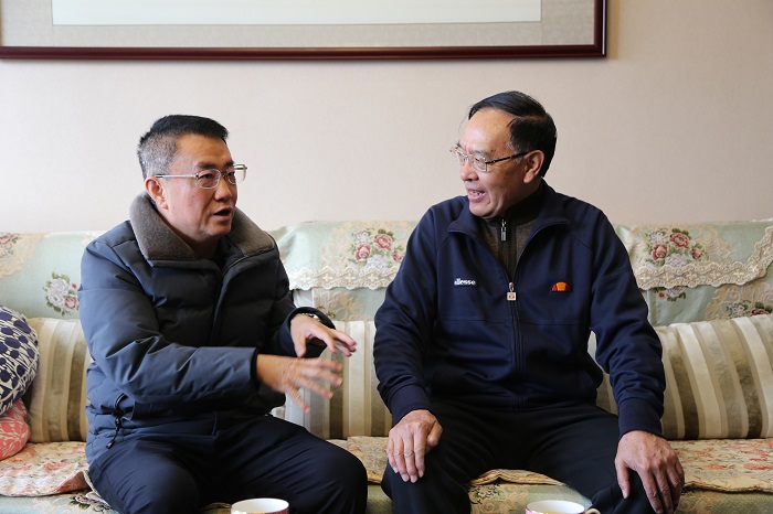 张骏看望慰问集团老领导和困难党员
