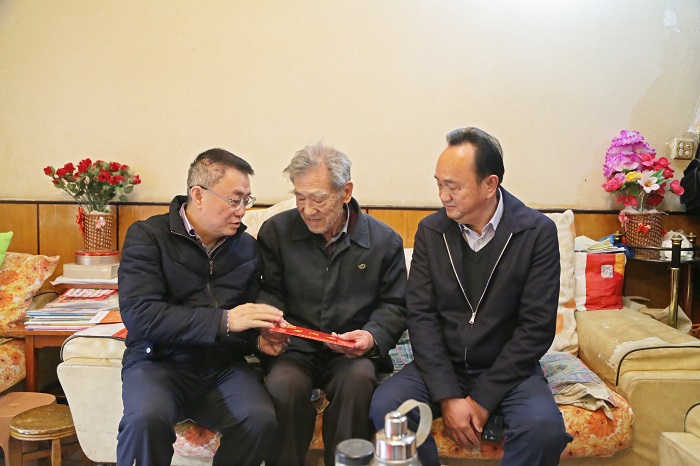 张骏慰问集团离退休干部老党员和困难职工