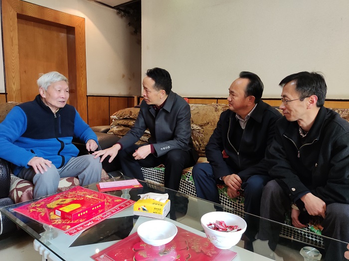 张鹏慰问集团离退休干部老党员和困难职工