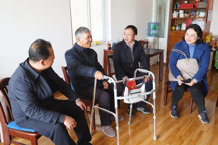刘金荣慰问集团离退休干部老党员和困难职工