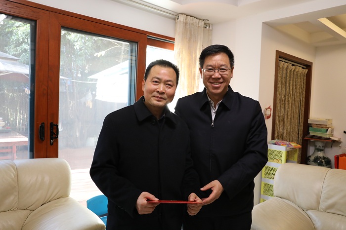 陈文双看望慰问集团老领导老党员