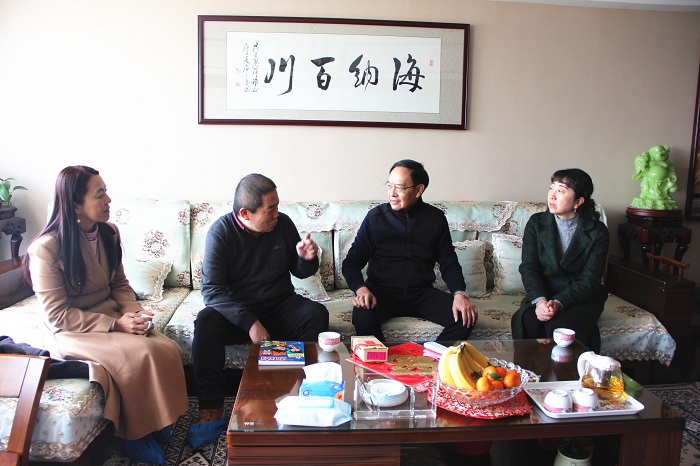 王晓方慰问集团离退休干部和困难职工