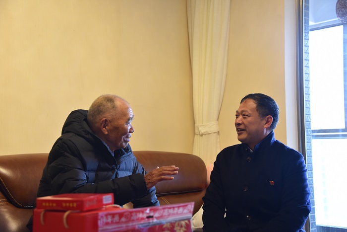 王永强慰问集团离退休干部和老党员