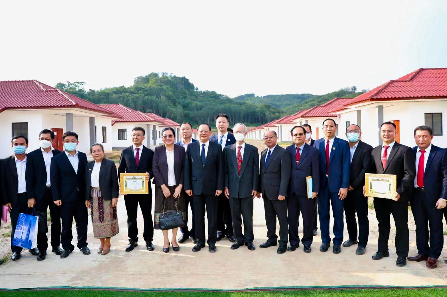 援老挝中老铁路搬迁安居村项目顺利移交！ 老挝政府授予集团“突出成就奖”