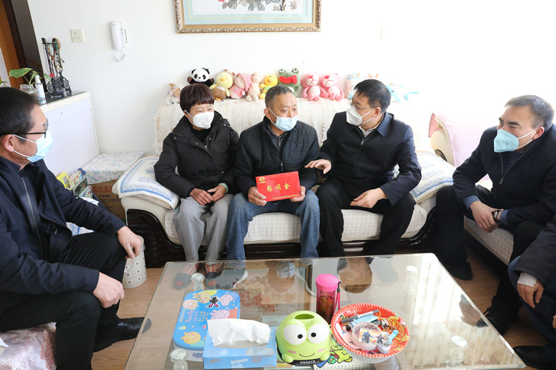 陈文双走访慰问集团老领导和困难党员职工