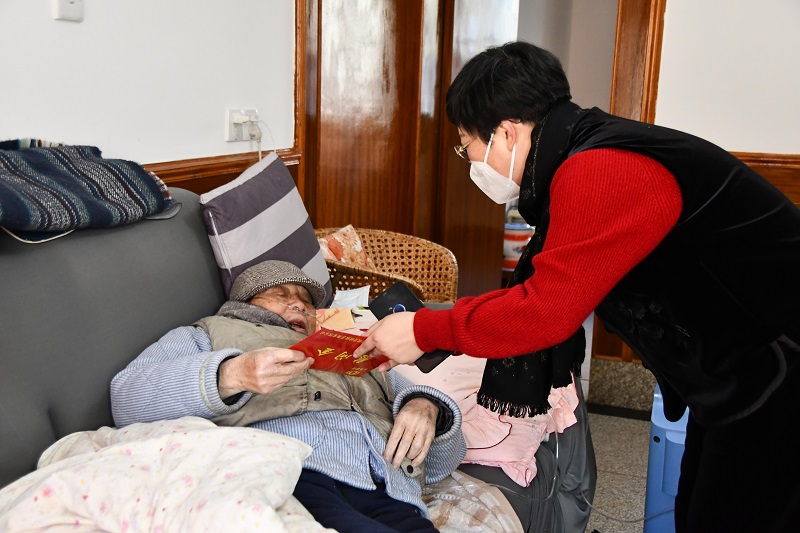 李志琤走访慰问集团老领导、老党员和困难职工