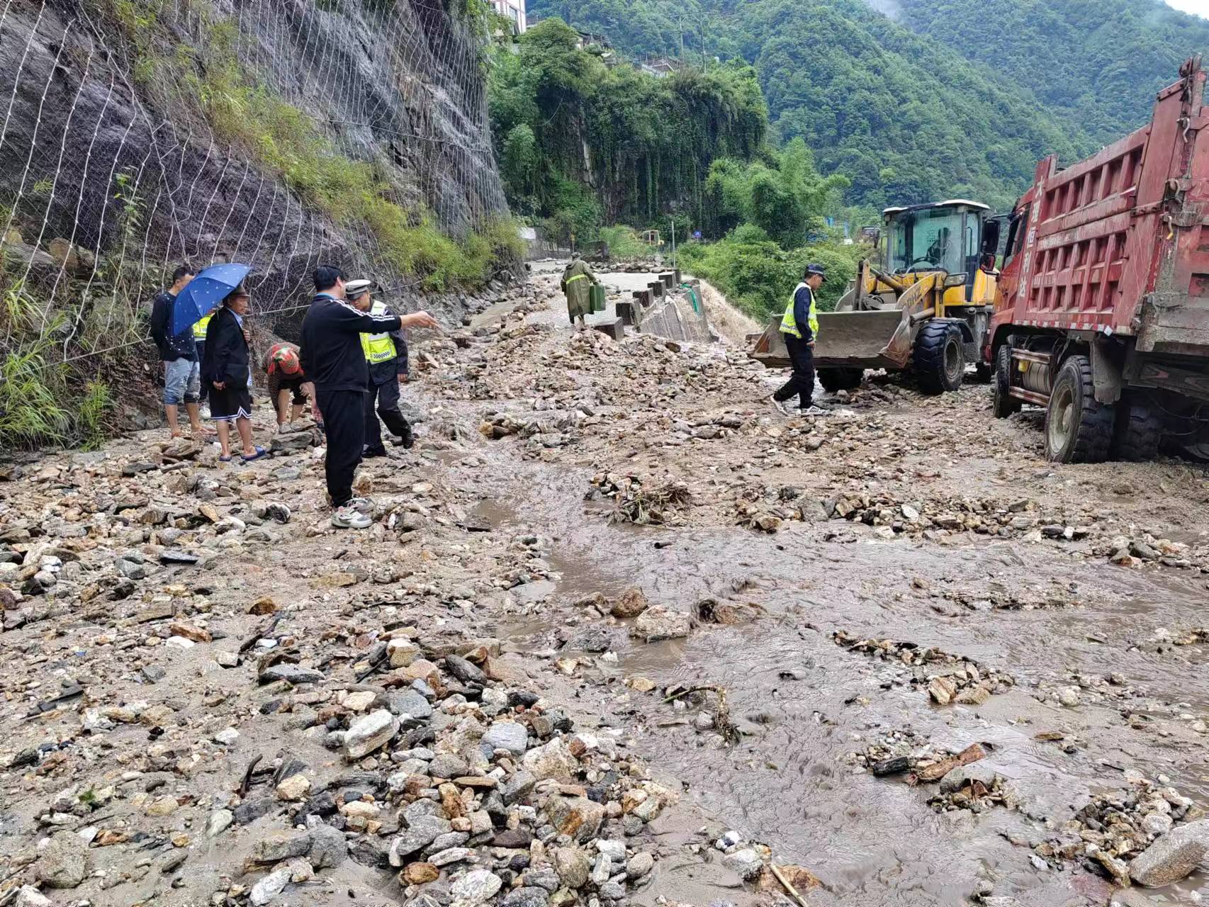 怒江公司福贡区域经理部积极参与美丽公路抢险工作