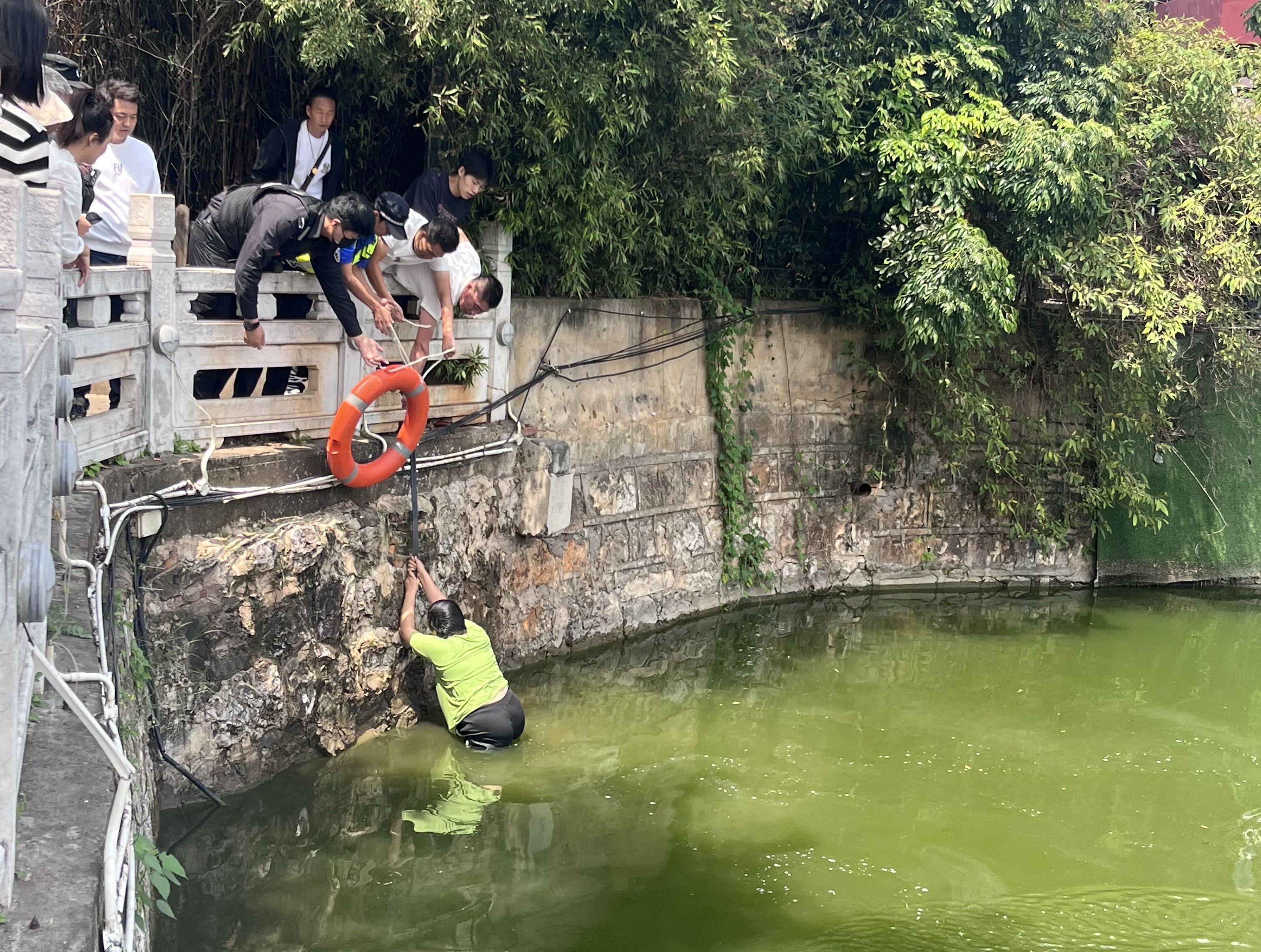 三公司党员合力营救翠湖落水群众