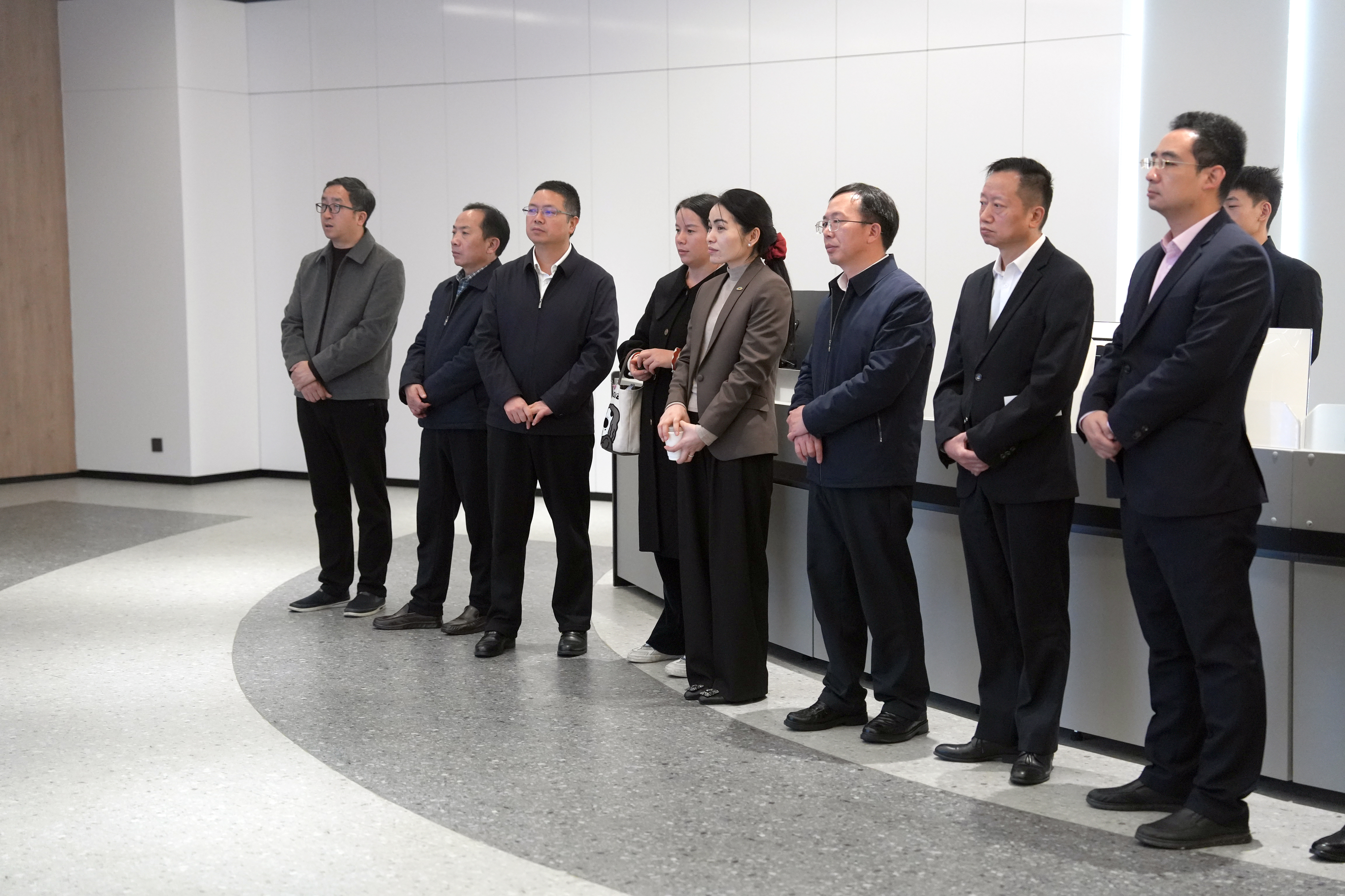 老挝公共工程与运输部代表团到访集团