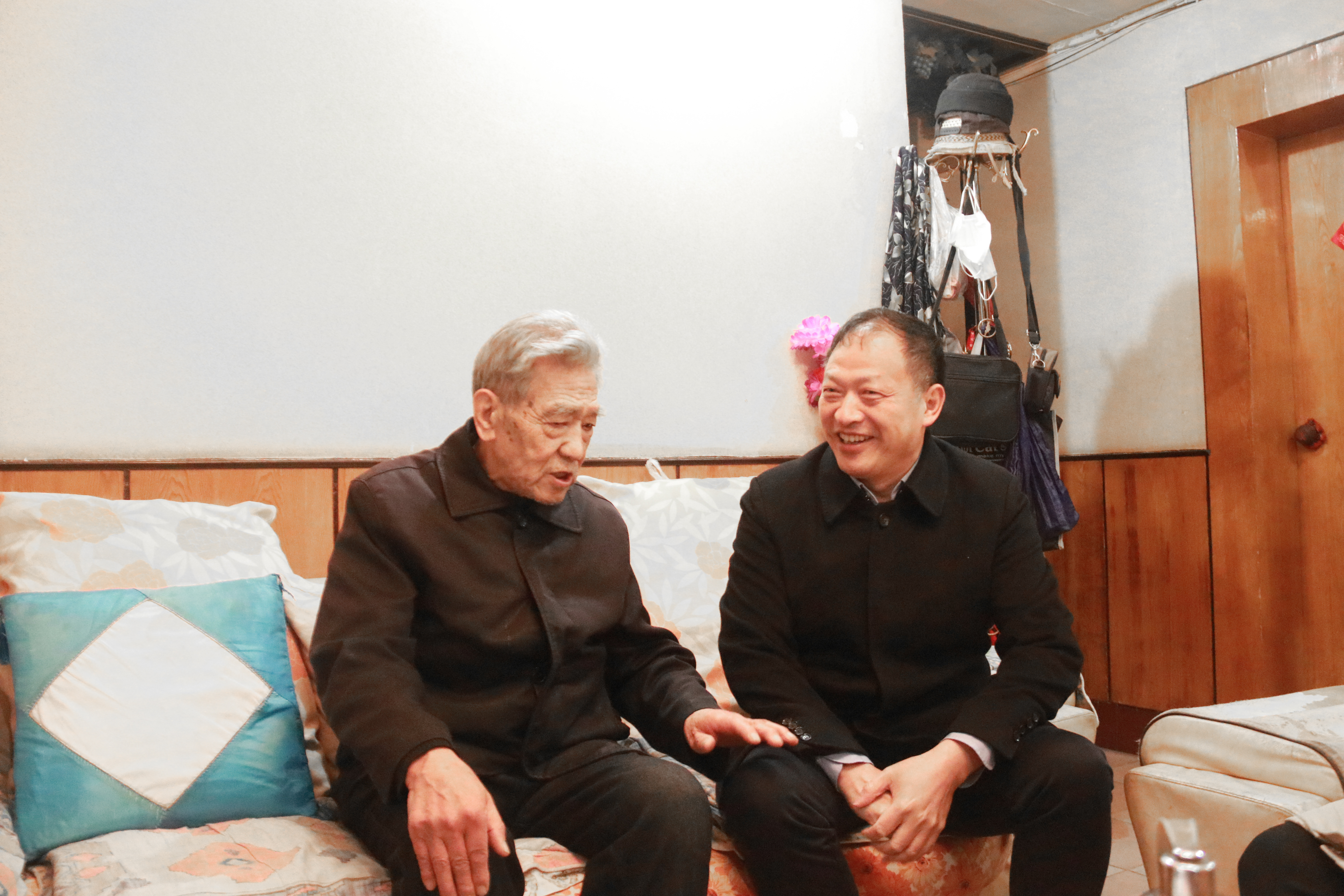 王永强走访慰问集团老领导、困难党员和困难职工
