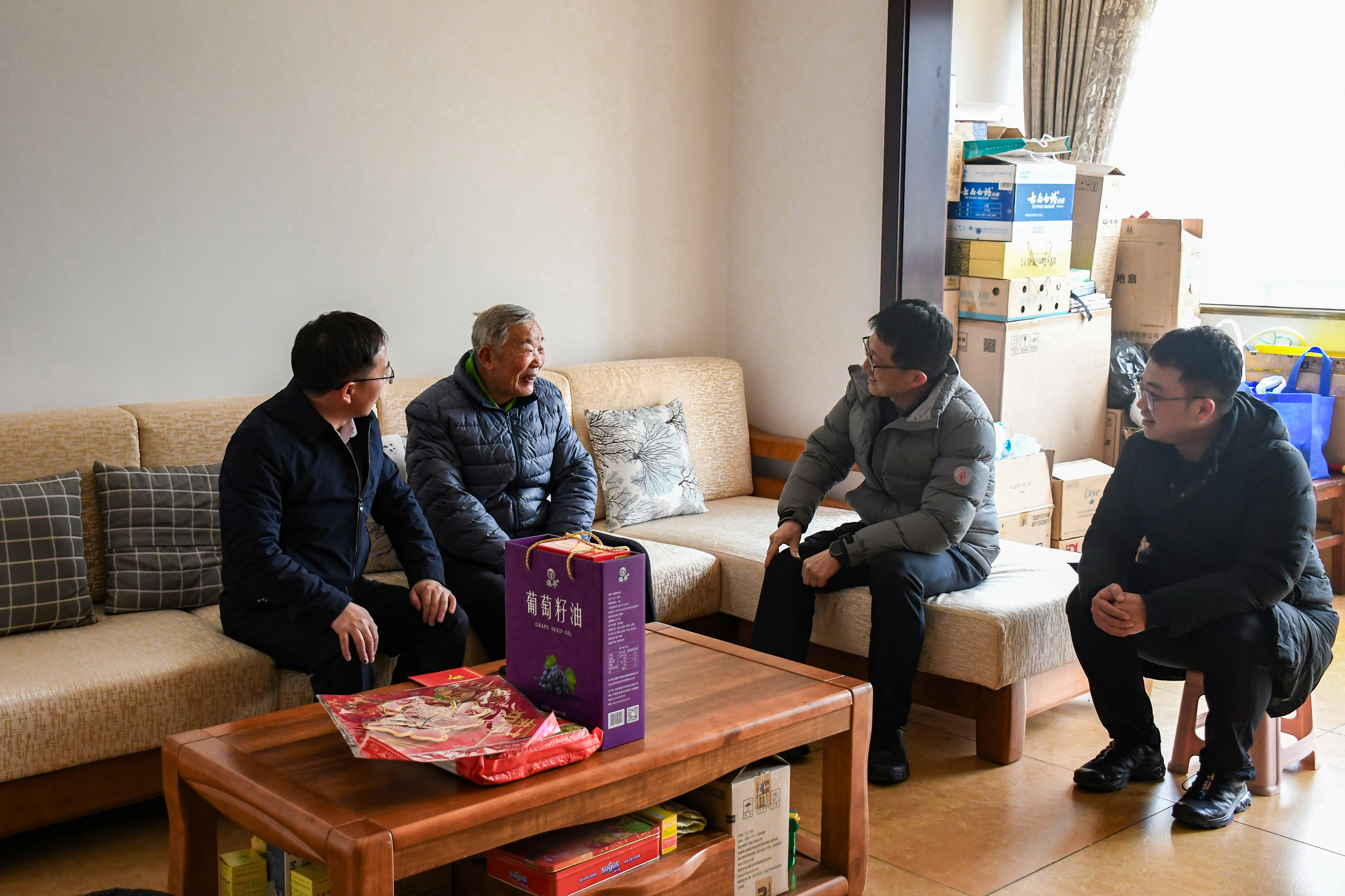 刘金荣走访慰问集团老领导、困难党员和困难职工