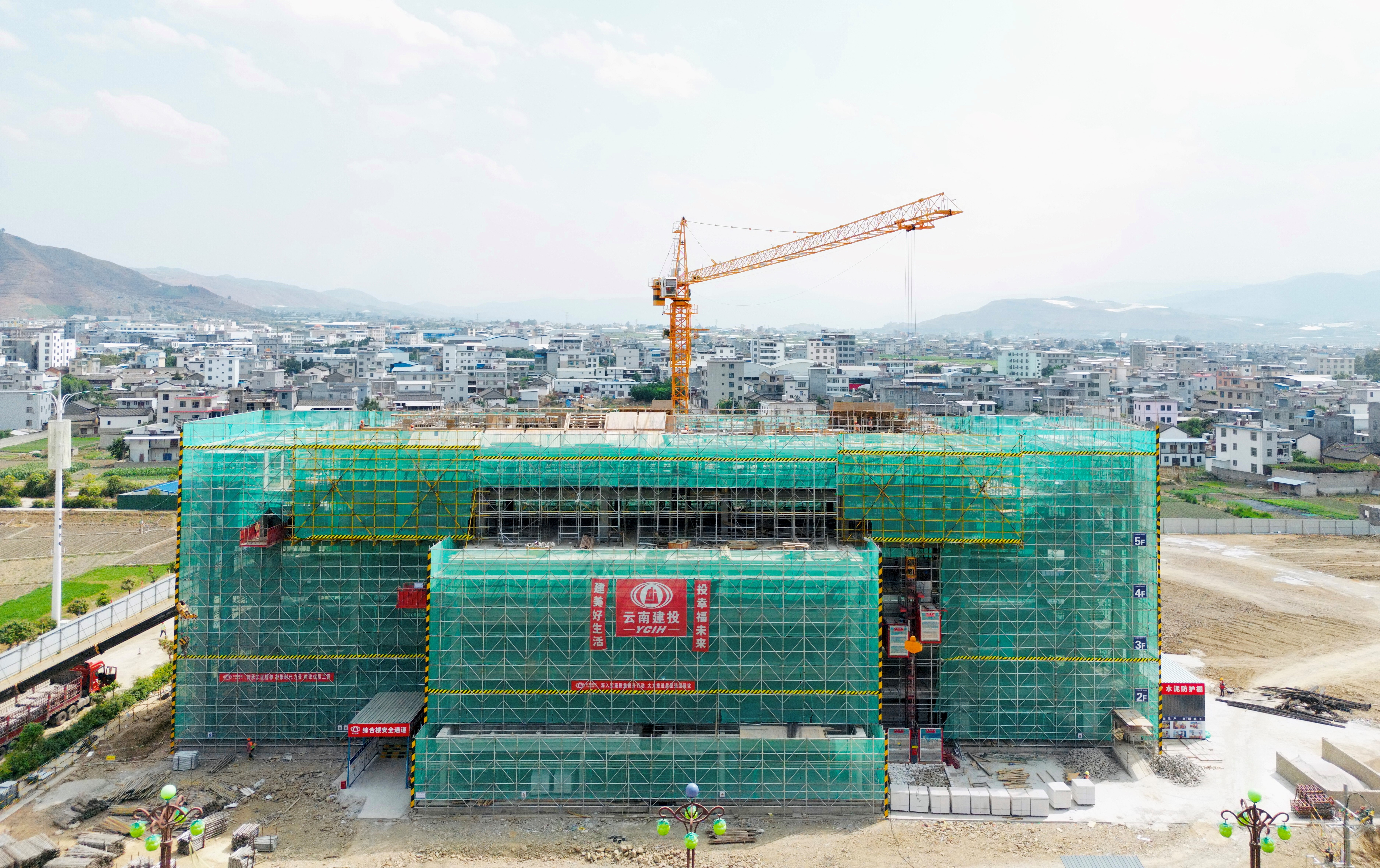 宾川金牛四小项目主体结构全面封顶