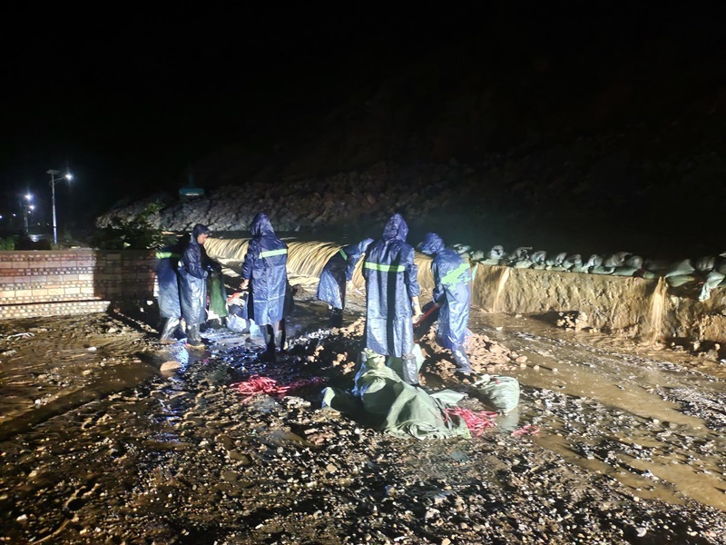 第二水利水电公司麻栗坡县东油水库工程项目部积极参与当地防汛救灾工作