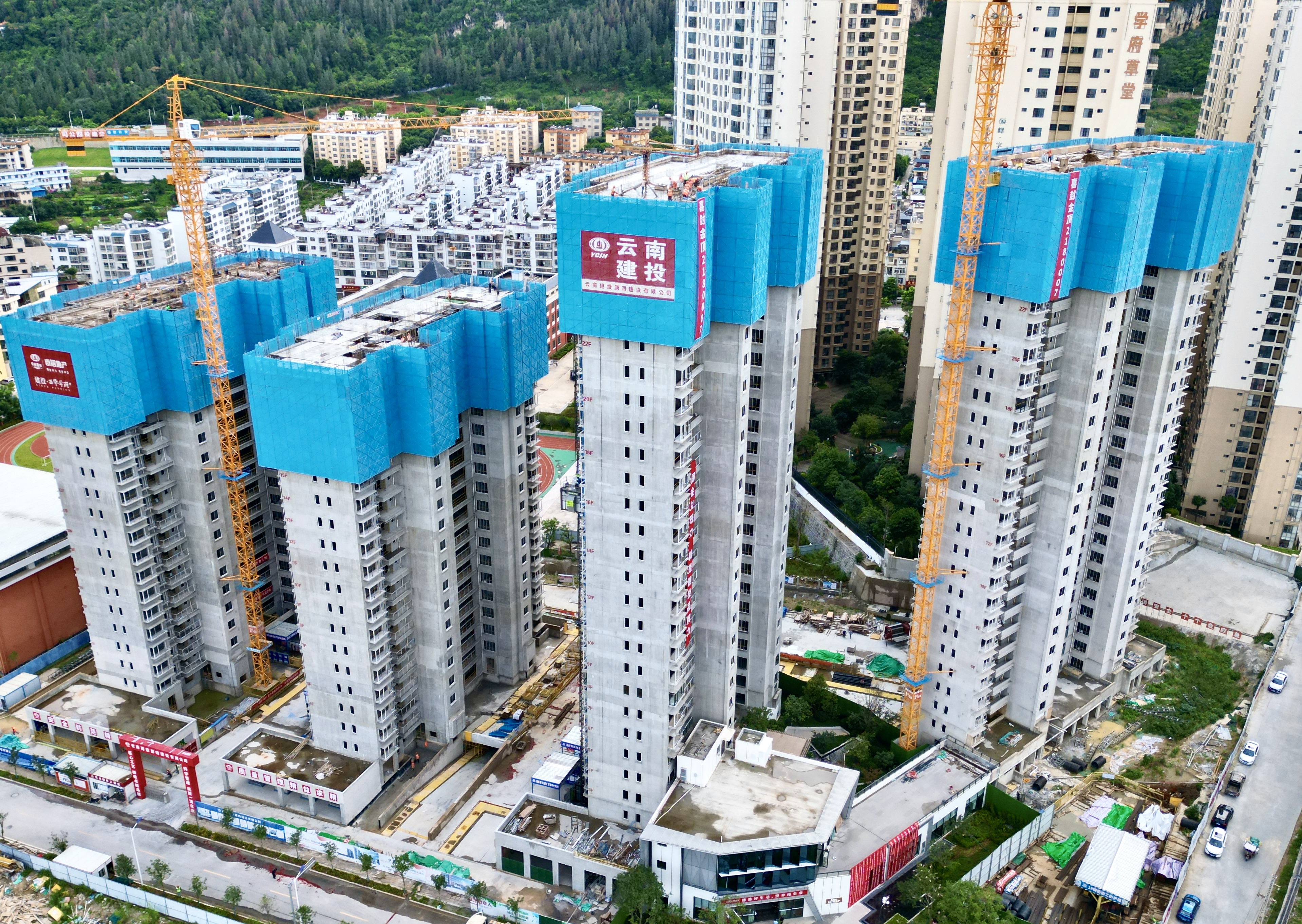 胜天国际·西华学府项目首栋封顶