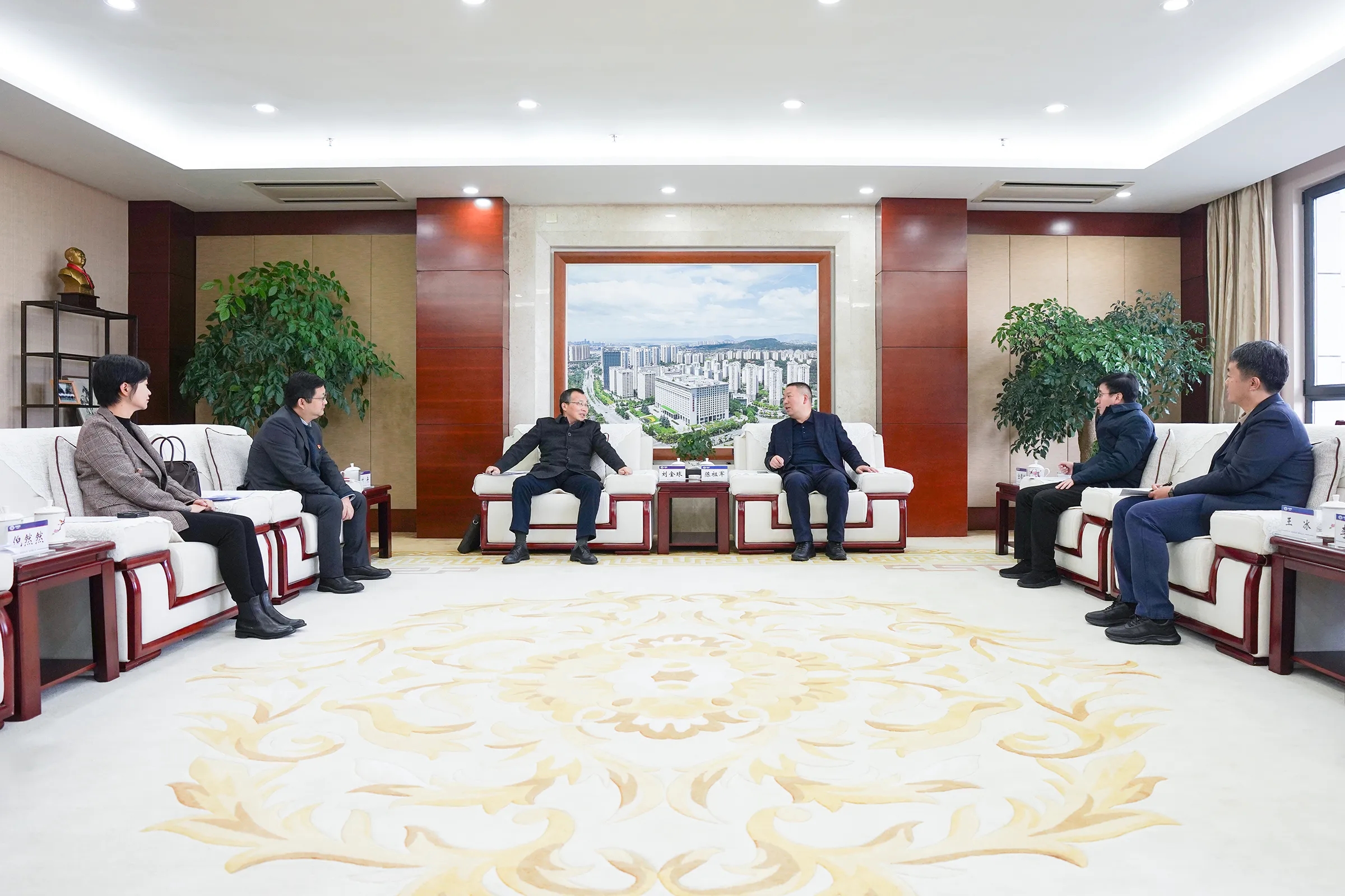 集团与广发银行昆明分行交流座谈