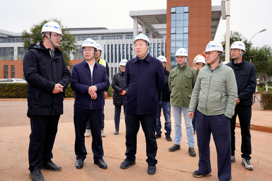 陈祖军调研云南大学呈贡校区新建学生宿舍建设项目慰问坚守岗位干部职工