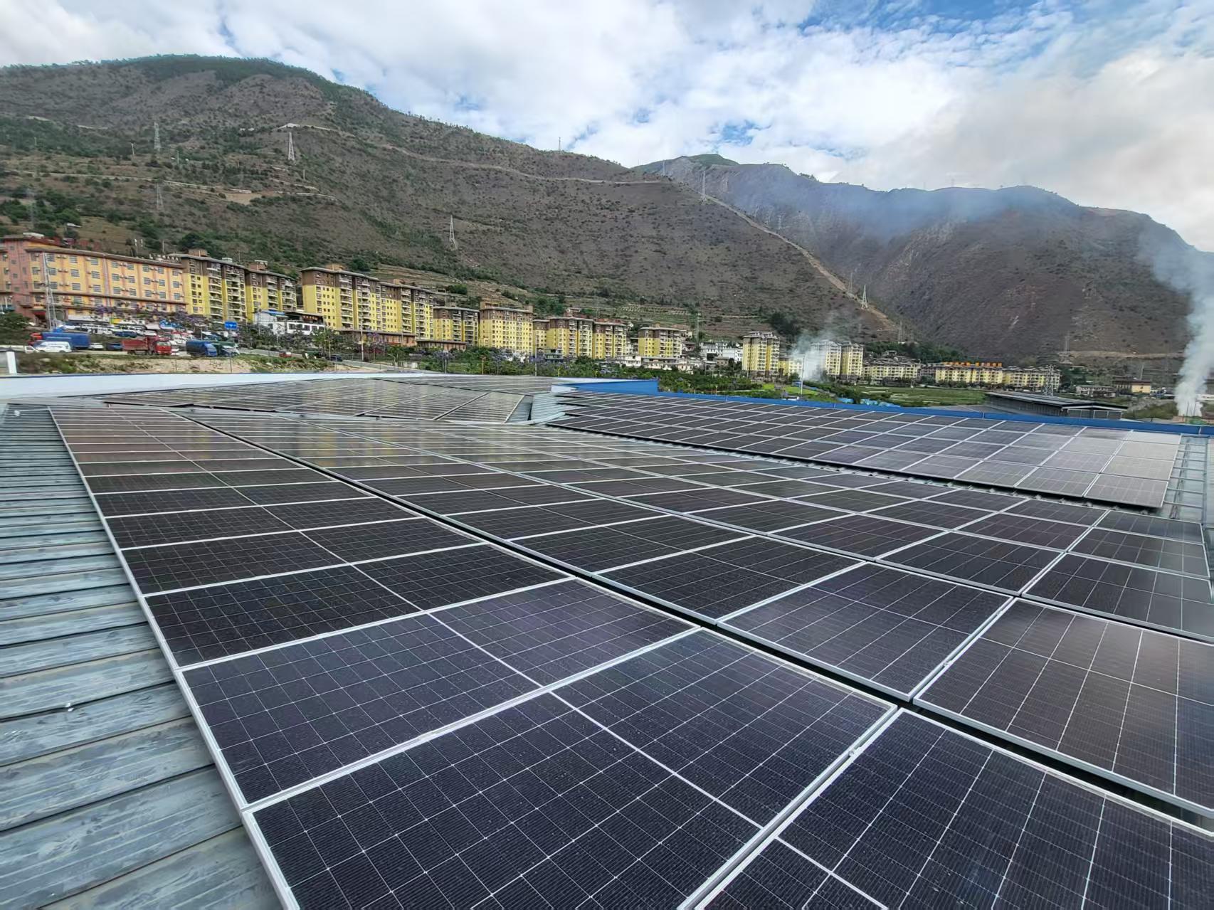 安装股份公司兰坪县50MW屋顶分布式光伏发电项目PC总承包首栋顺利实现并网送电